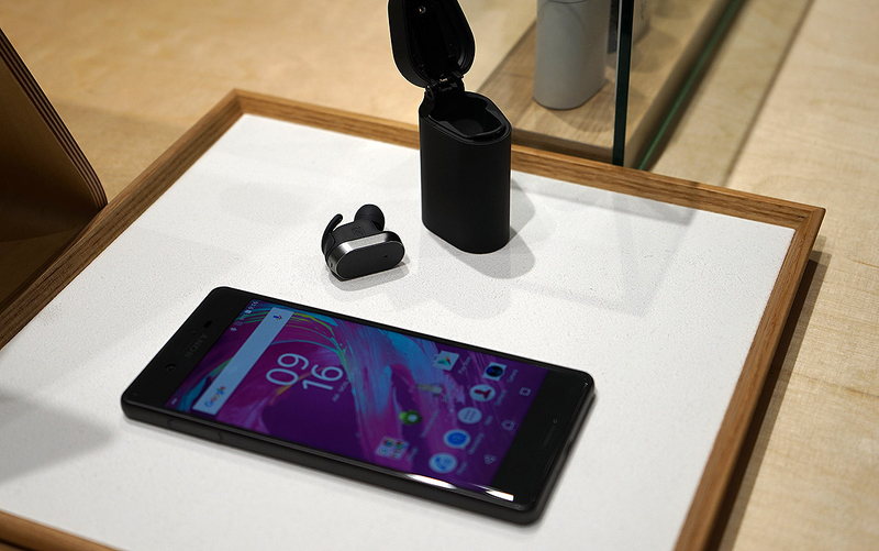 Illustration for article titled Xperia Ear es un auricular bluetooth con inteligencia artificial, como en Her
